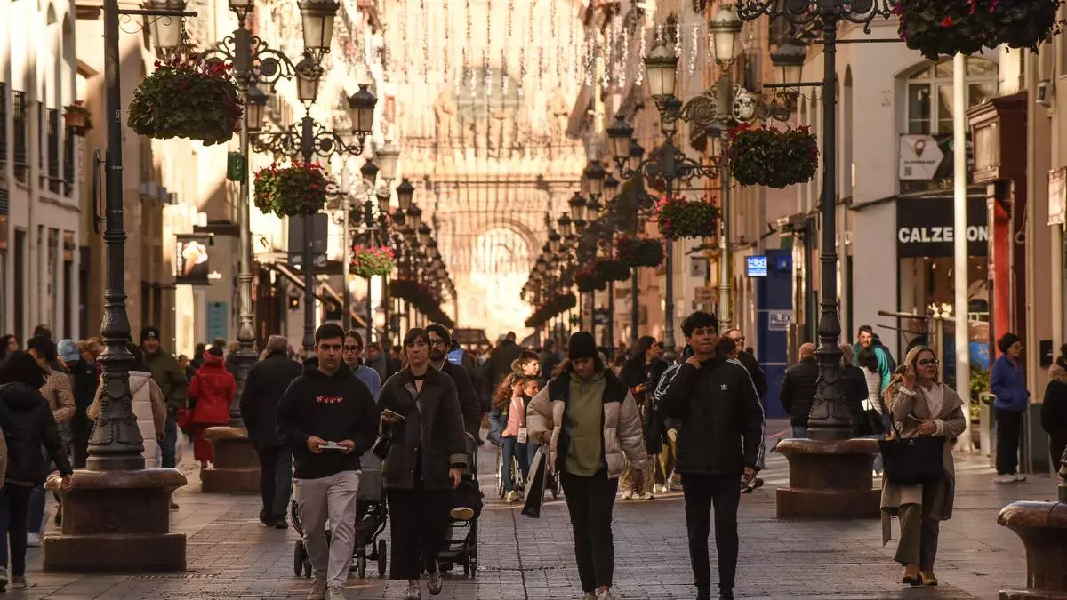 Una icónica tienda de tejidos se despide de la calle Alfonso con descuentos de hasta 80%