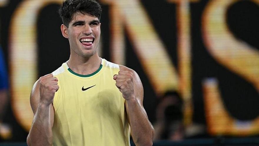 Alcaraz entra en octavos de Australia por primera vez tras la retirada de su rival Shang