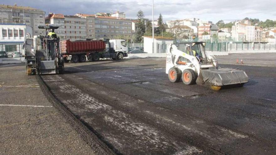 Trabajos de pavimentación en una terminal del Puerto de Marín. // Santos Álvarez