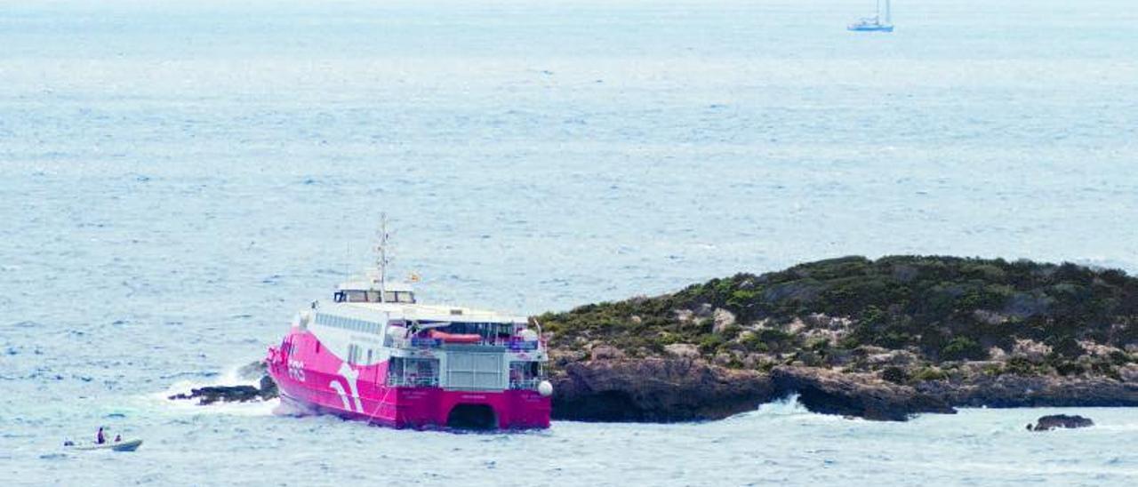 El ‘San Gwann’, encallado en el islote Malví Pla, en la costa de Eivissa. |  SALVAMENTO MARÍTIMO