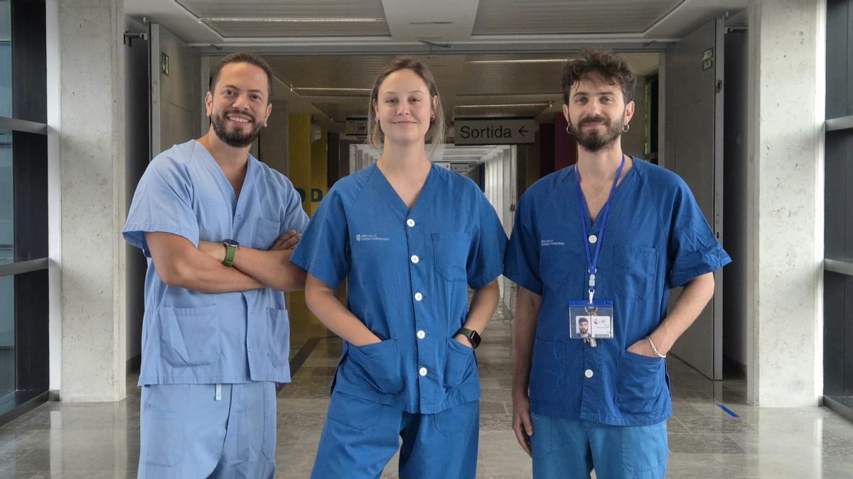 De izquierda a derecha, Carlos Alberto Alcalá, especialista en Medicina Intensiva, Alejandra Gómez, especialista en traumatología y cirugía ortopédica y Alessandro Nania, especialista en cirugía general y del aparato digestivo.