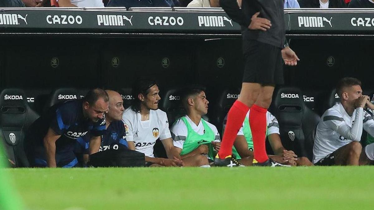 Cavani volvió a ser suplente y no disputó ni un minuto, al igual que Hugo Duro