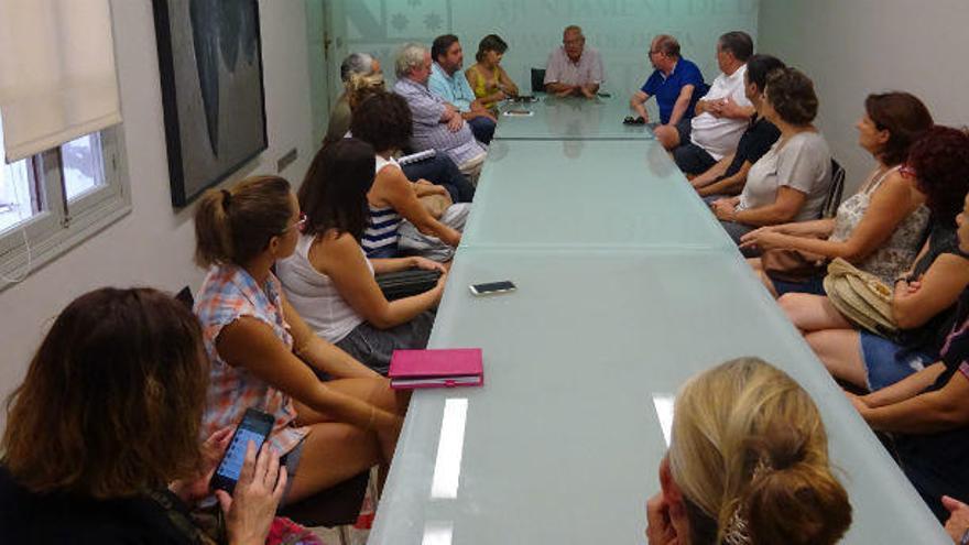 Una imagen de la reunión entre los vecinos, comerciantes y el alcalde, ayer en Dénia.