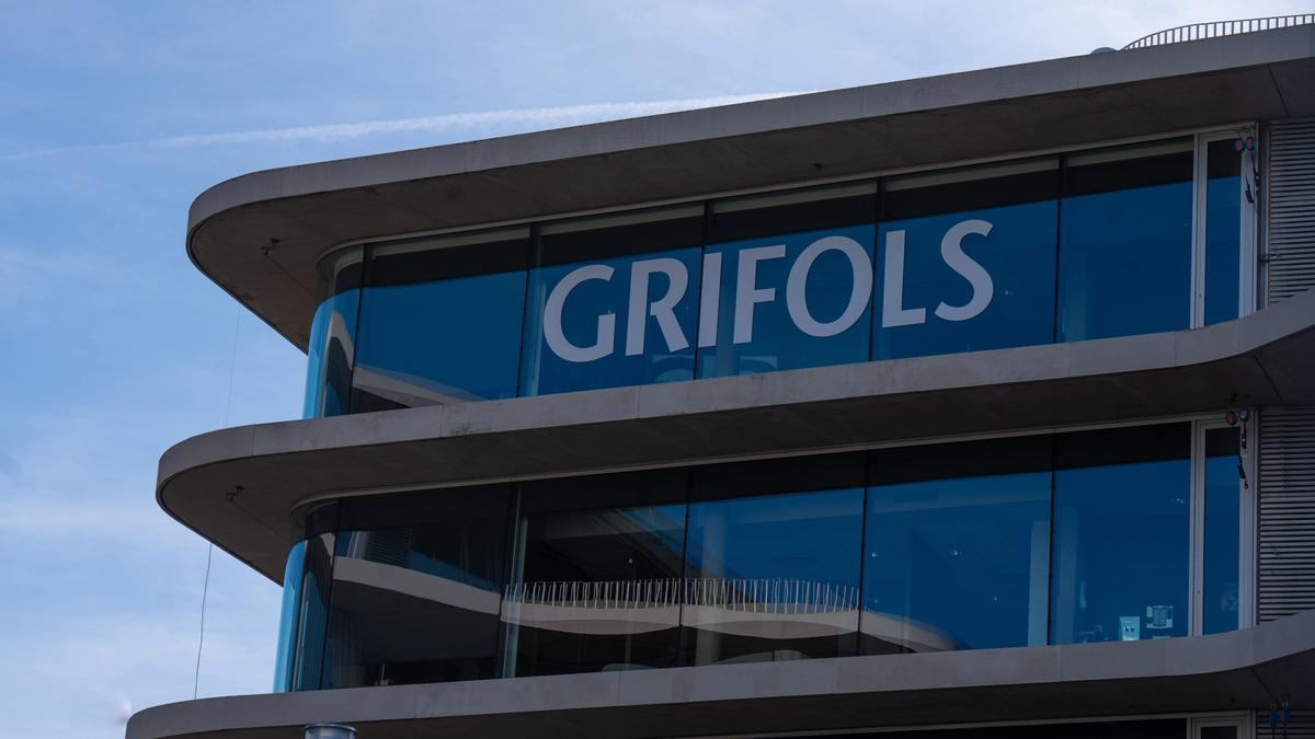 Grifols, breathes into the stock market after sending notes to the CNMV