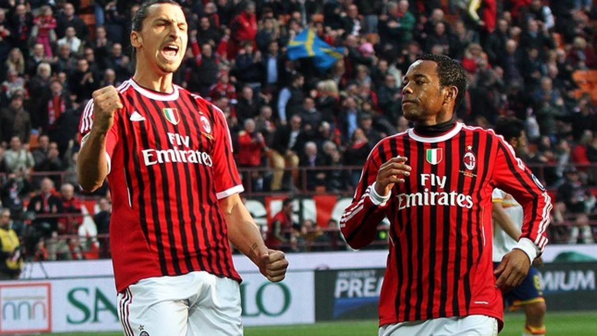 El delantero sueco Zlatan Ibrahimovic, izquierda, es felicitado por su compañero brasileño Robinho, durante un partido de la Liga italiana.