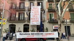 Activistas de Arran y Endavant OSAN se descuelgan de un hotel contra la masificación turística en Barcelona
