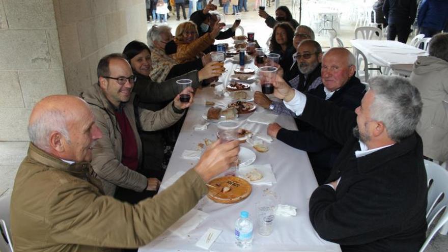 Brindis en la hora de la comida.  // FDV 