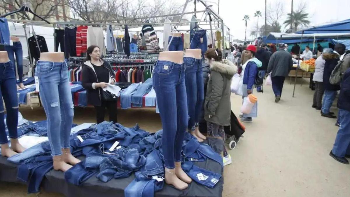 El mercadillo de los viernes de Ronda del Tamarguillo, uno de los rastros más emblemáticos de Sevilla