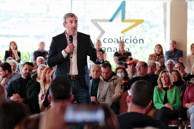 Rosa Dávila, Francisco Linares (al centro en la primera fila de asientos) y Jonathan Domínguez escuchan, ayer, a Fernando Clavijo.