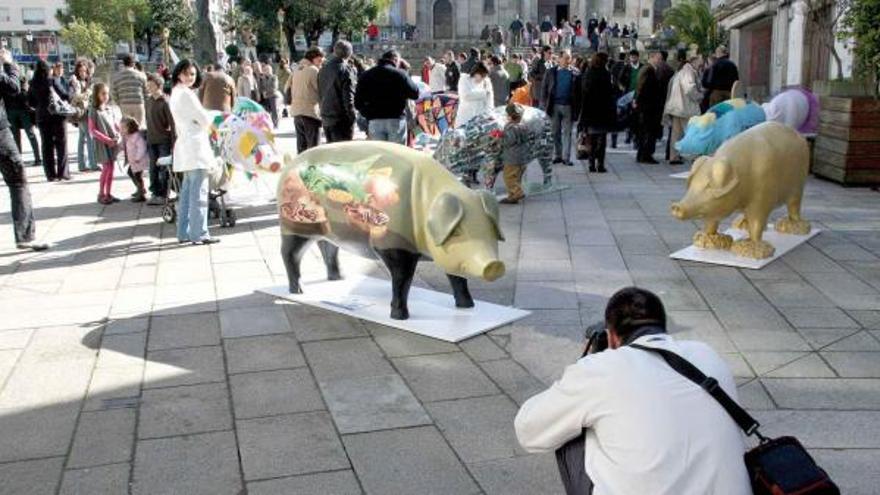 El numeroso público disfrutó con las estatuas de cerdo pintadas expuestas en la Praza da Igrexa de Lalín.