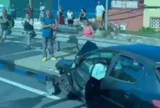Cinco heridos en la colisión entre una guagua y dos coches en la Avenida Marítima