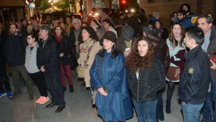 Una imagen de la concentración que celebraron ayer los opositores a Ence ante la sede del PP. // R. V.