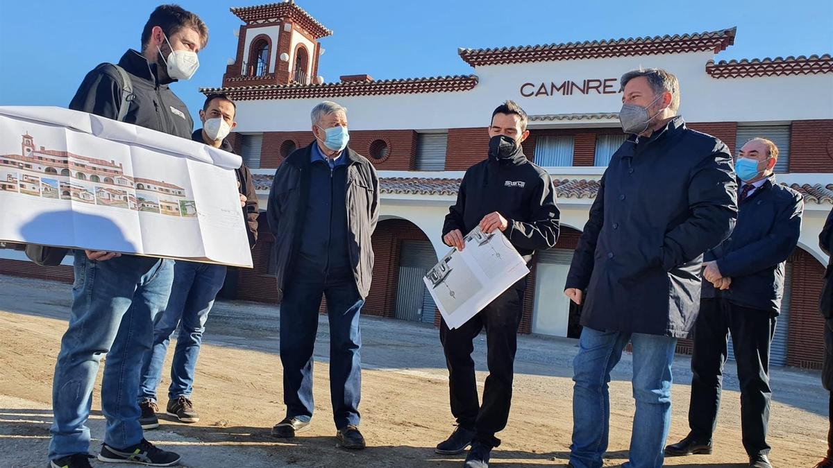 El consejero José Luis Soro durante su visita a la primera fase las obras en Caminreal