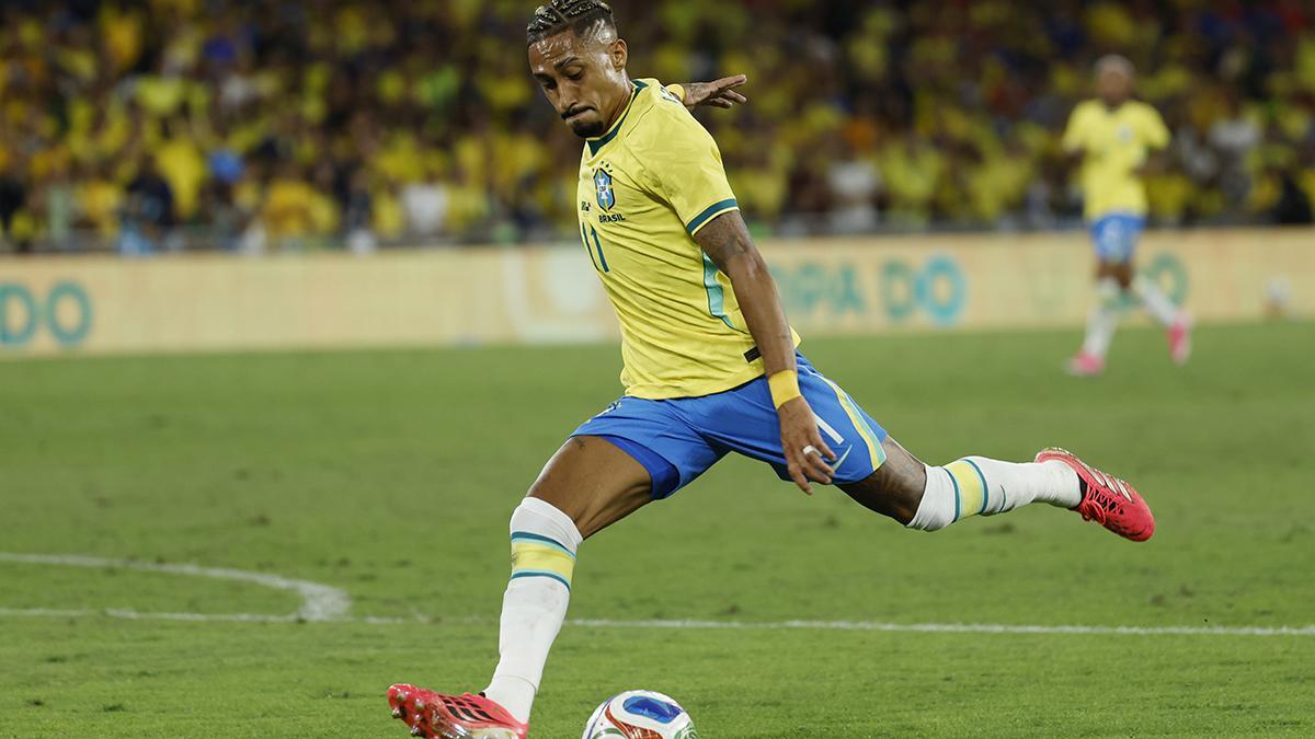 Raphinha de Brasil controla el balón en un partido amistoso previo al Mundial 2026