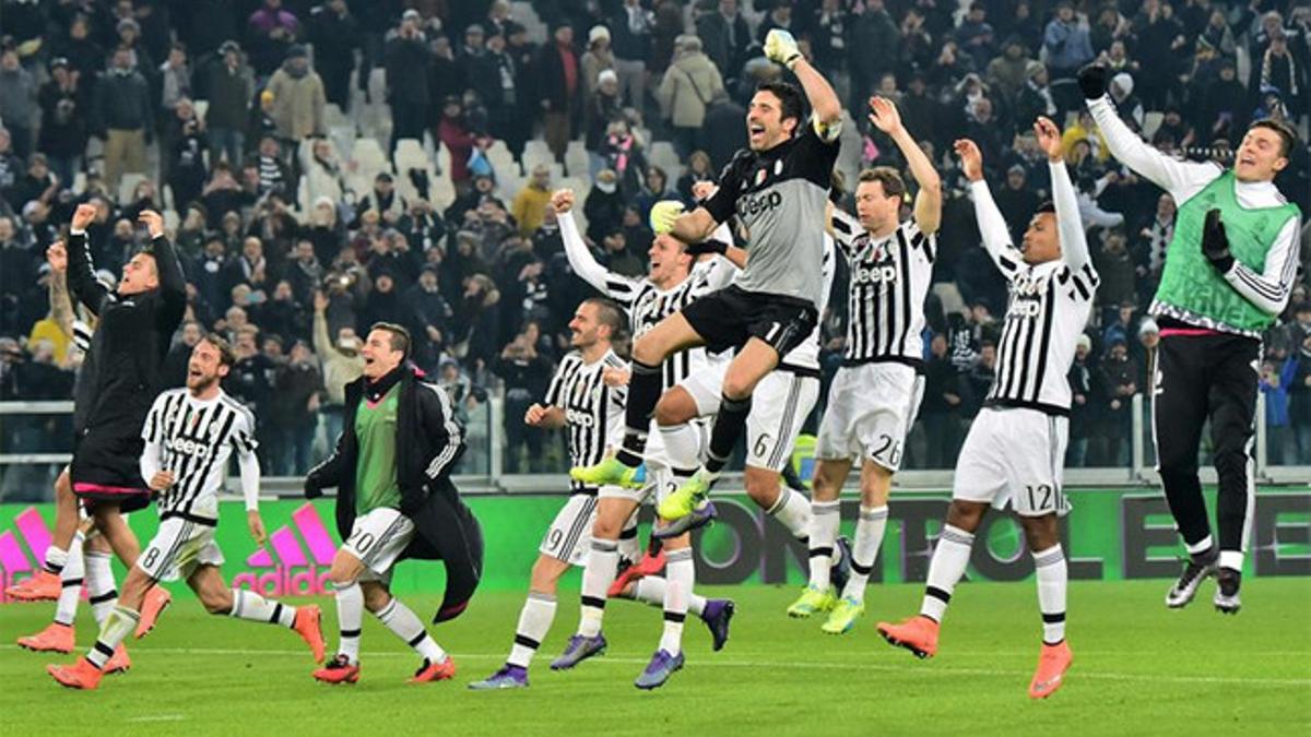 Los jugadores de la Juventus celebraron el liderato con sus aficionados