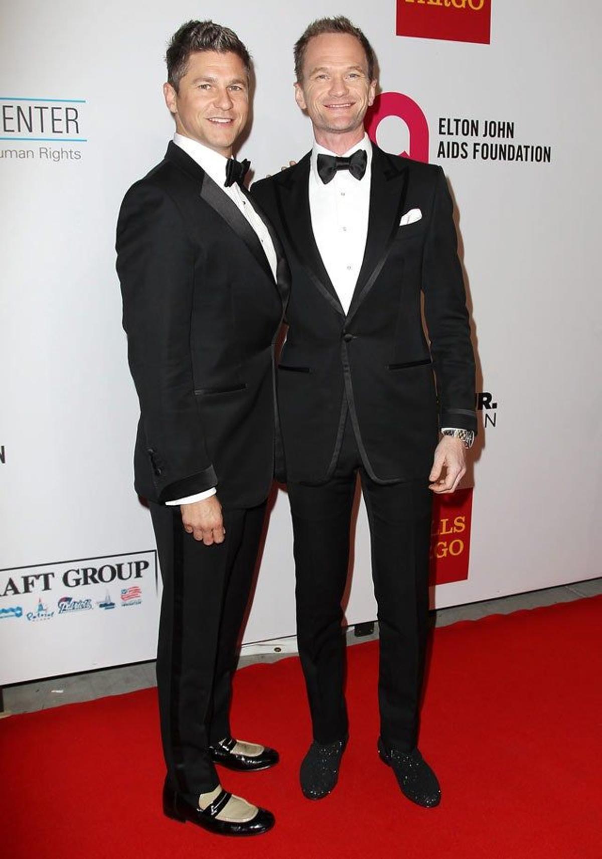 David Burtka y Neil Patrick Harris en la gala de la fundación contra el sida de Elton John