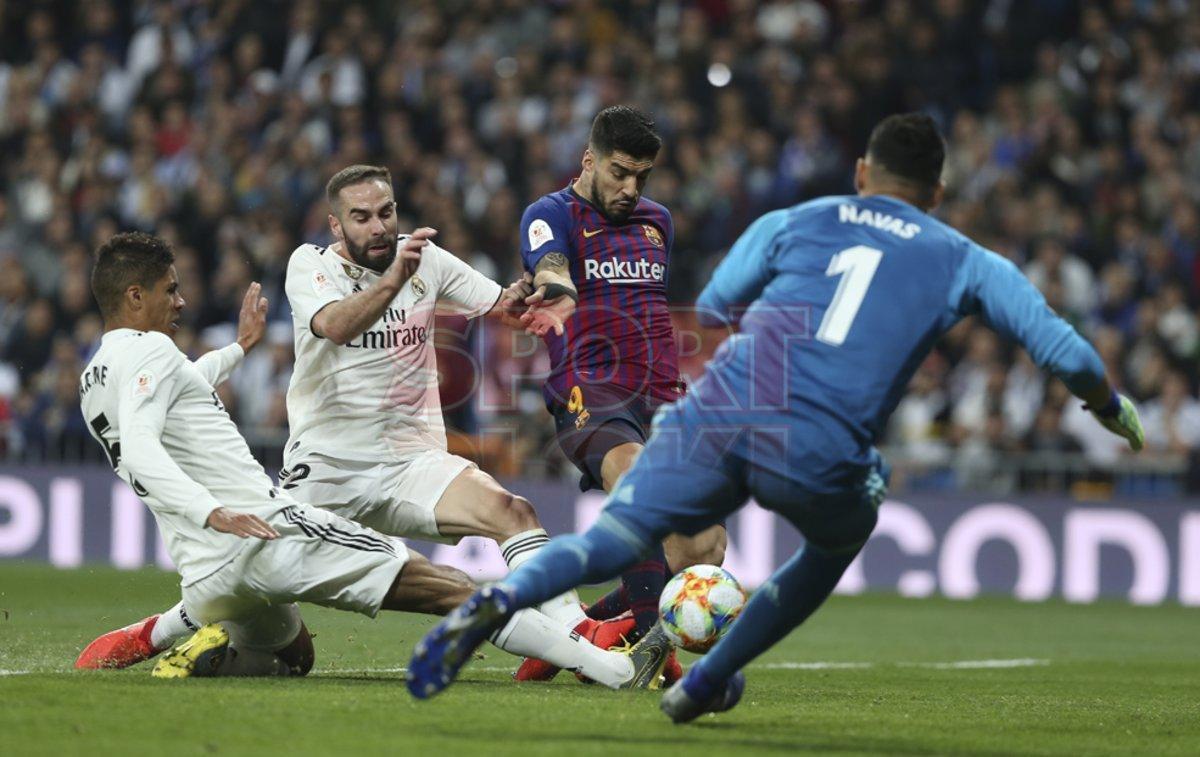 Luís Suárez intenta batir al portero Keylor Navas durante el partido de vuelta de la semifinal de la Copa del Rey entre el Real Madrid y el FC Barcelona. Luís Suárez intenta batir al portero Keylor Navas durante el partido de vuelta de la semifinal de la Copa del Rey entre el Real Madrid y el FC Barcelona.