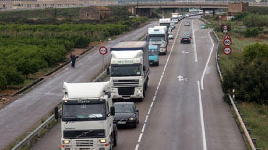 Camiones en la N-340 a su paso por el término de Vila-real.