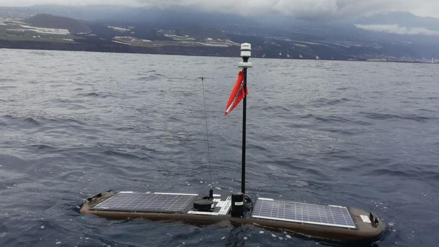 Vehículo de superficie wave glider en aguas próximas al volcán de La Palma. | |