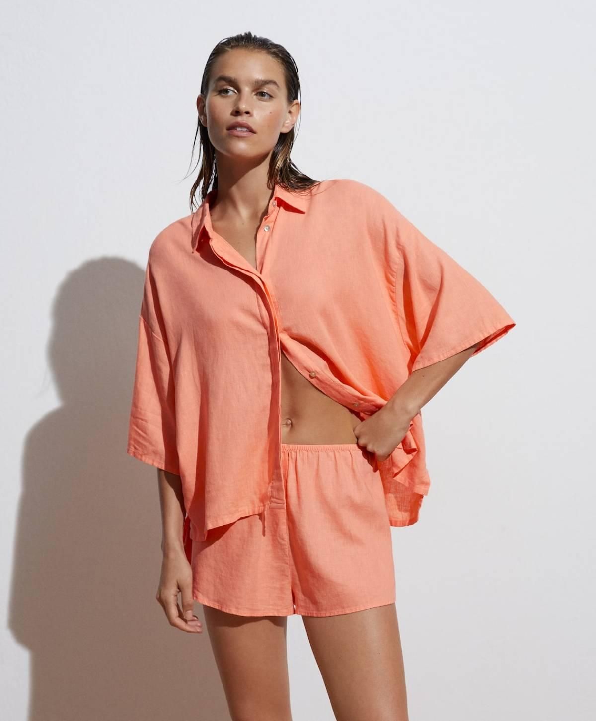 Camisa en tono coral de Oysho