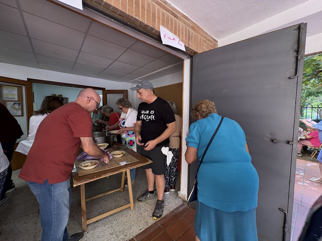 Fotogalería | Así se ha desarrollado la comida solidaria en la parroquia cacereña de Virgen de Guadalupe