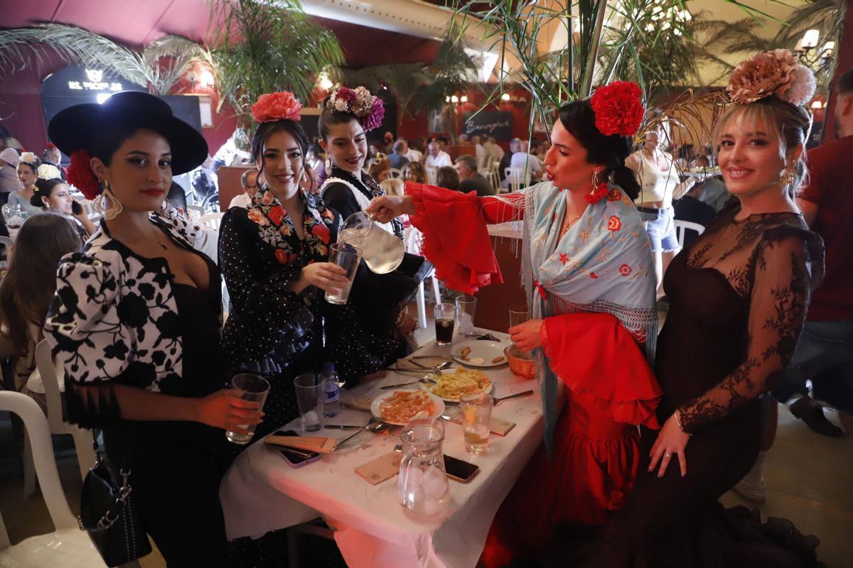 Grupos de amigos, pero sobre todo de familiares, se reúnen en las casetas