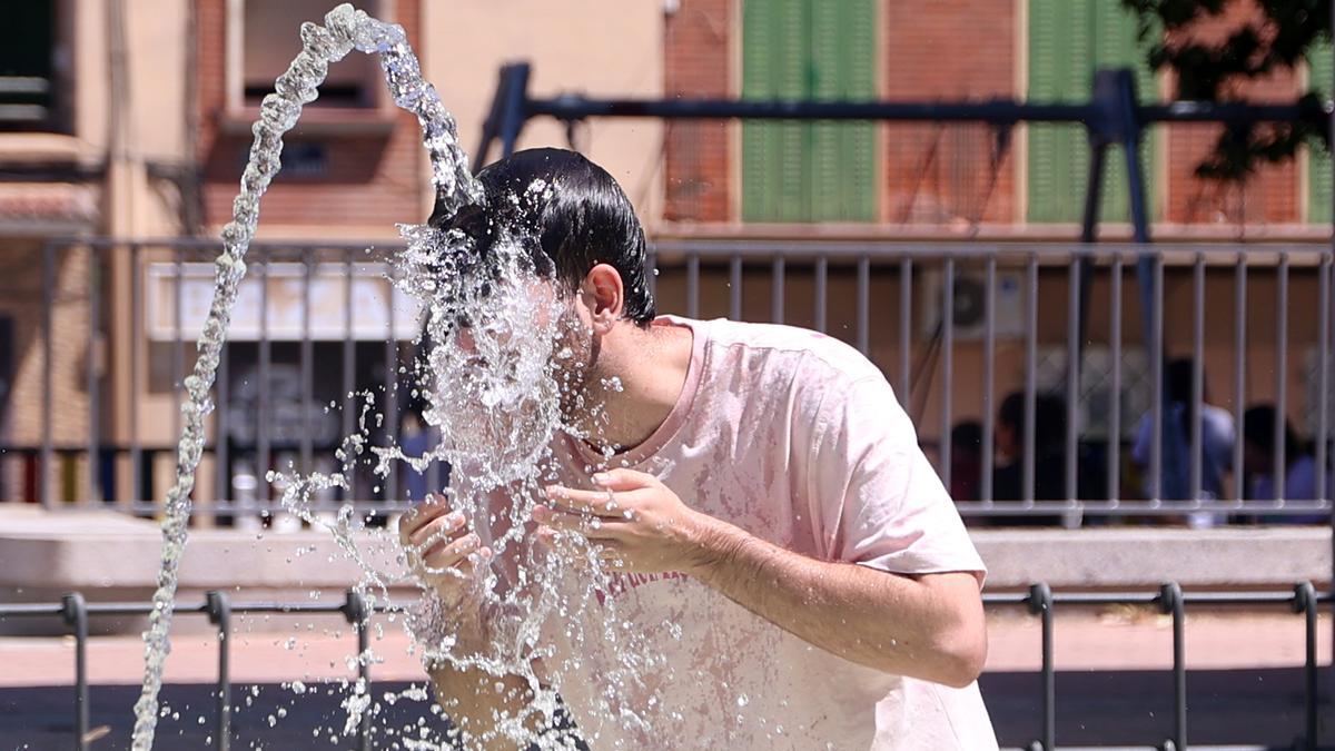 Una persona se refresca en una fuente, a 7 de agosto de 2023, en Madrid, en una nueva ola de calor