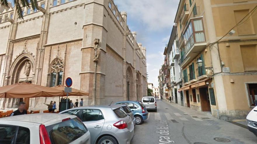 A la izda., el edificio de la Llotja y coches aparcados en la calle.