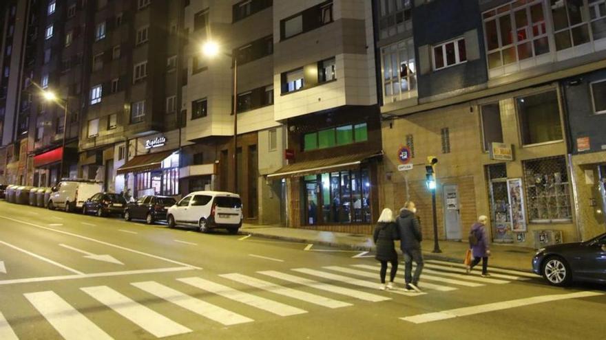 Apuñalado en el cuello por una disputa tras jugar al tute en un bar de Gijón