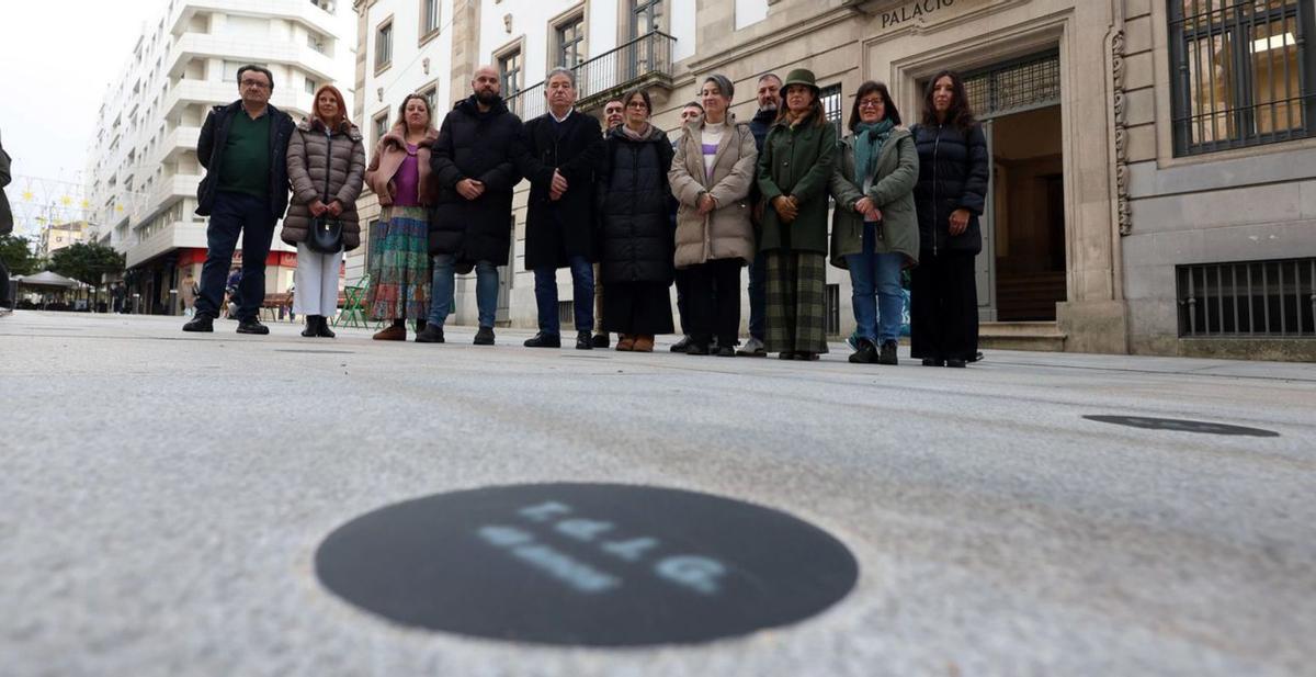 Una de las nuevas placas instaladas en homenaje a las víctimas en Pontevedra. | G. Santos