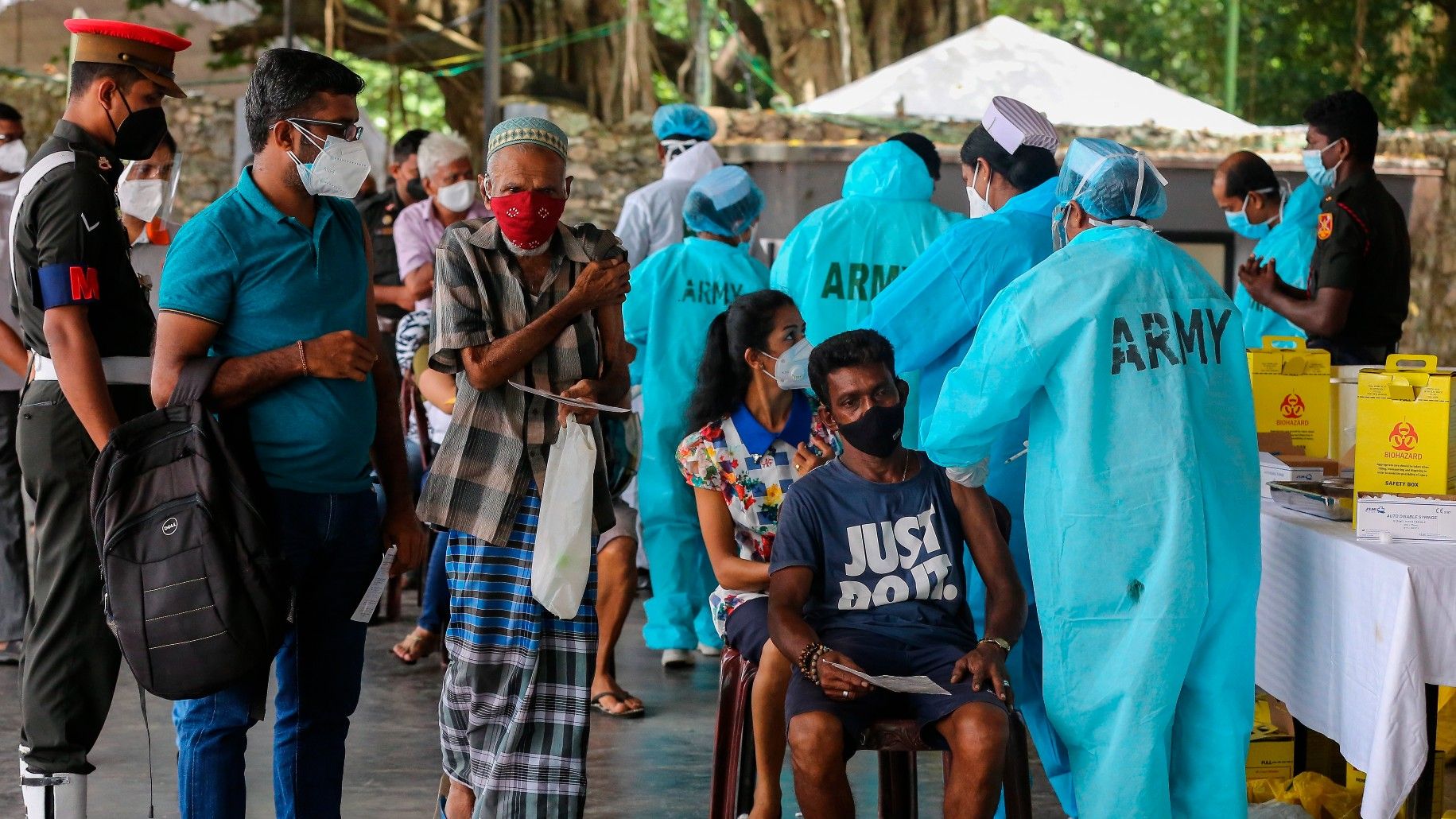 Miembros del Ejército de Sri Lanka administran la segunda dosis de astrazeneca en Colombo, el pasado día 2.