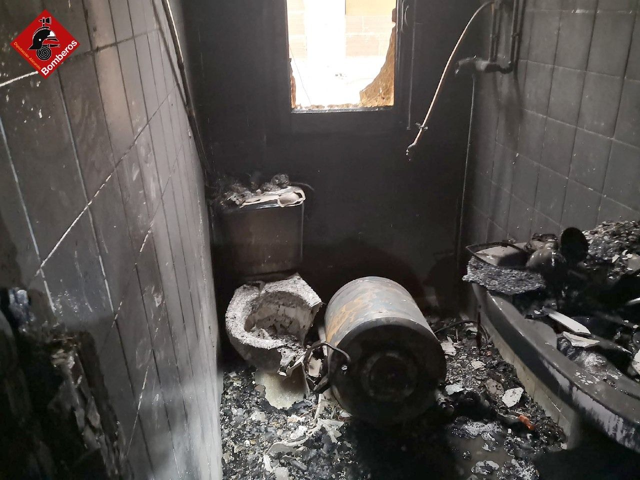 Arde una vivienda en el barrio Nueva Fraternidad de Elda