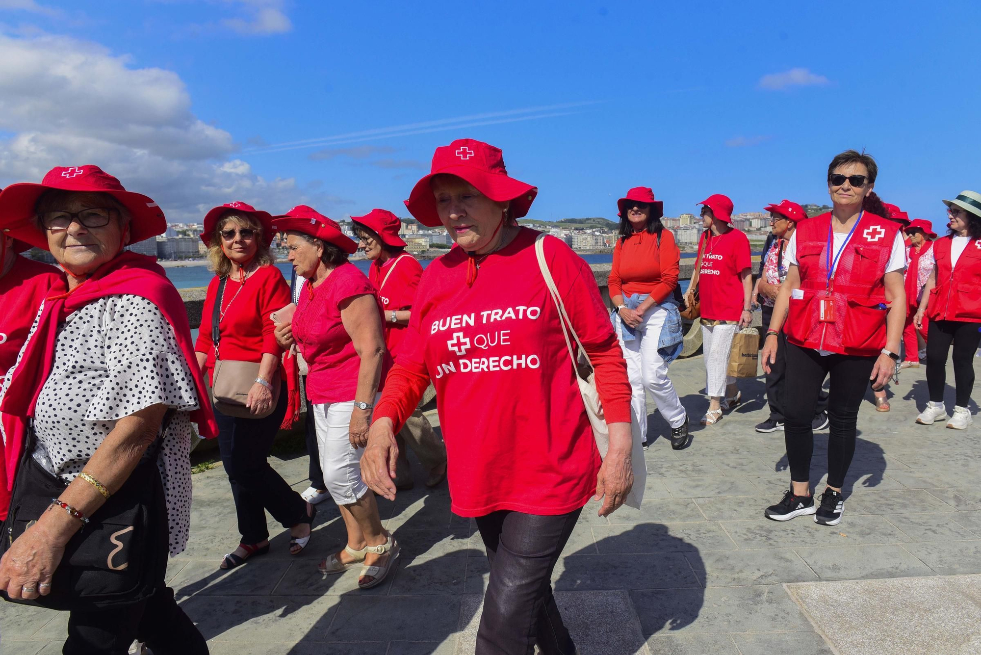 Voluntarios de Cruz Roja acompañan a mayores en un paseo por el Día contra el abuso y maltrato en la vejez