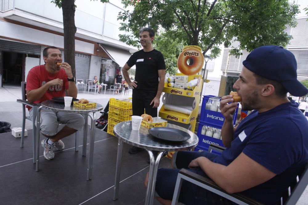 Primer concurs de menjar donuts a Salt