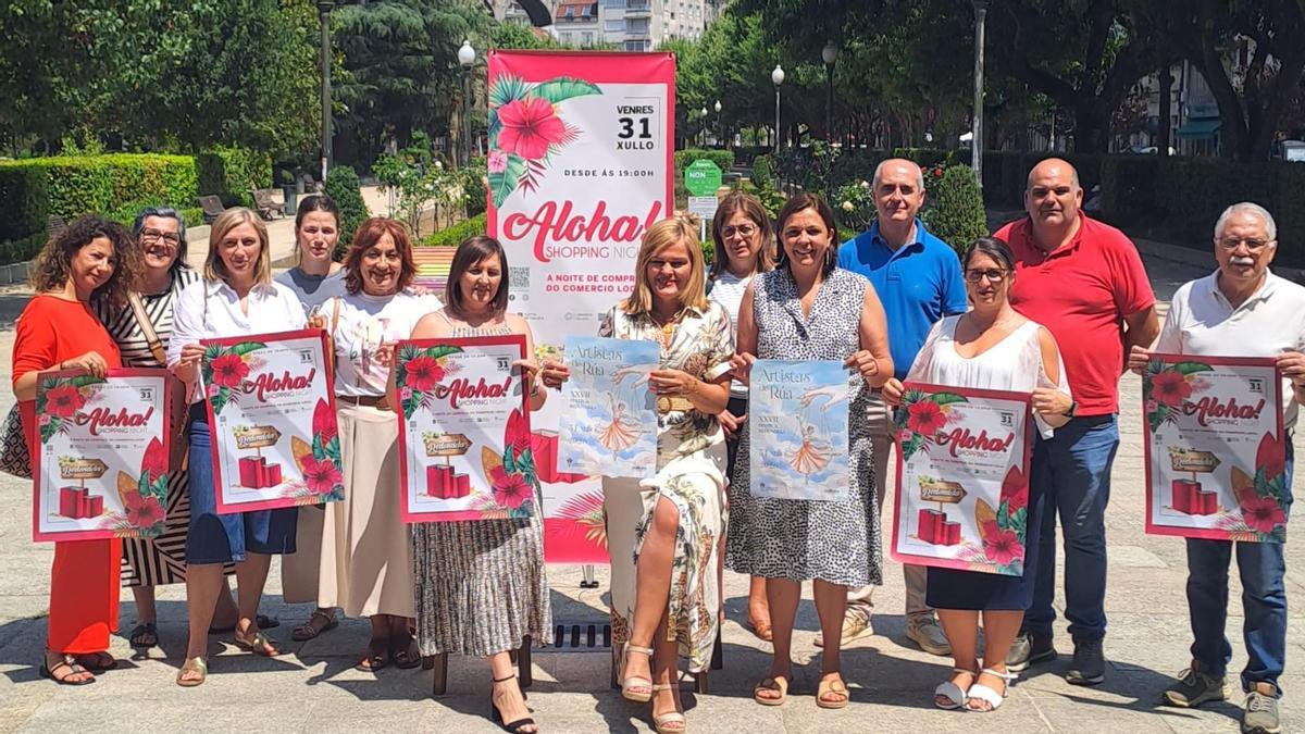 Digna Rivas con los comerciantes, ayer, en la presentación del Festival Artistas de Rúa y el Shopping Night.