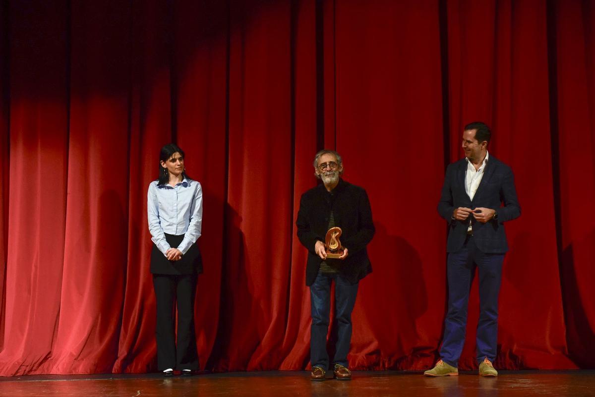 Jacobo Sutil, presidente da Axencia Galega das Industrias Culturais (AGADIC), entrega o premio Andaina Senlleira a Pepe Ferreirós, de Milladoiro.