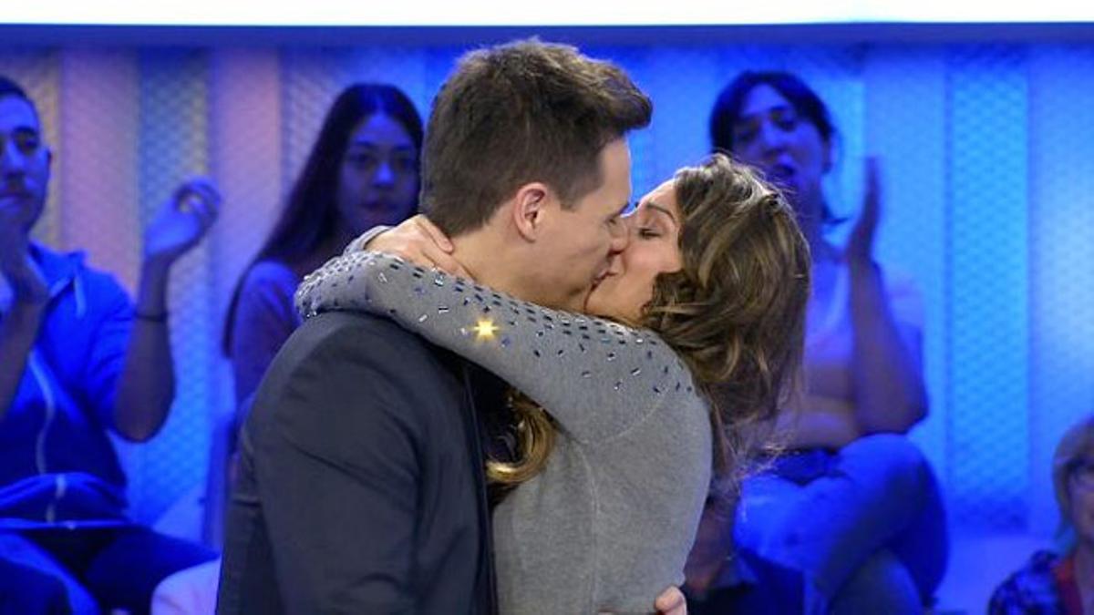 El beso de Christian Gálvez y Almudena Cid en 'Pasapalabra'