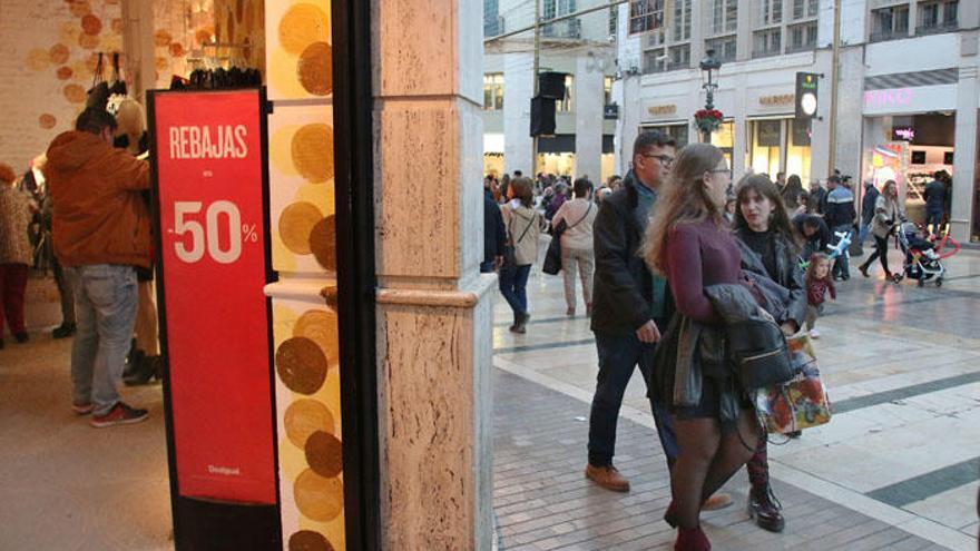 Numerosos establecimientos han colgado ya en sus escaparates carteles anunciando las rebajas, antes incluso de que lleguen los Reyes Magos.