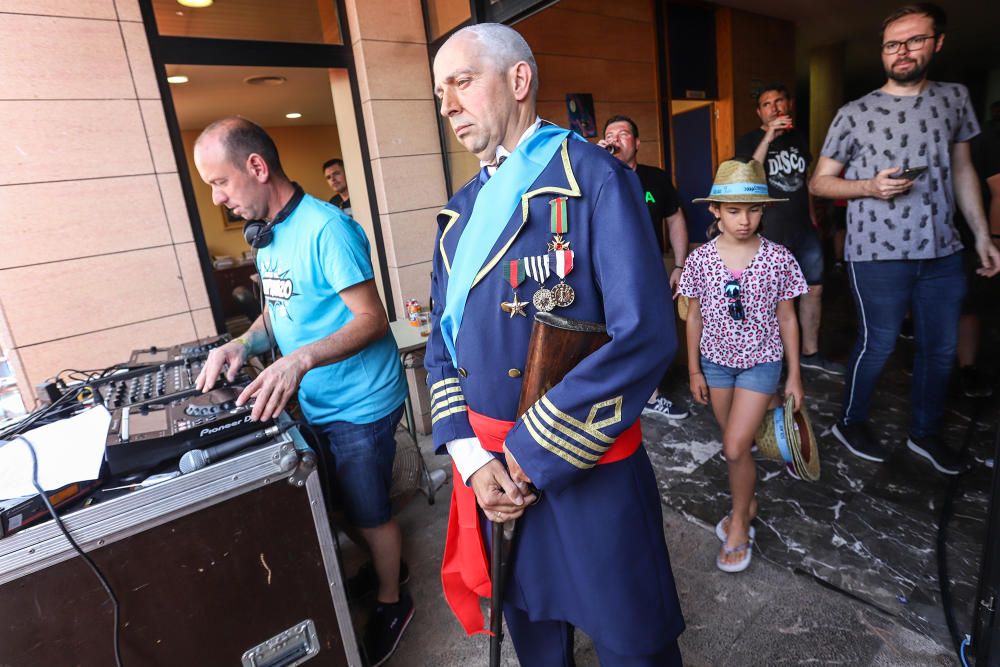 Los catralenses y muchos vecinos de la Vega Baja estallan en alegría y fiesta para iniciar las celebraciones de San Juan con el chupinazo