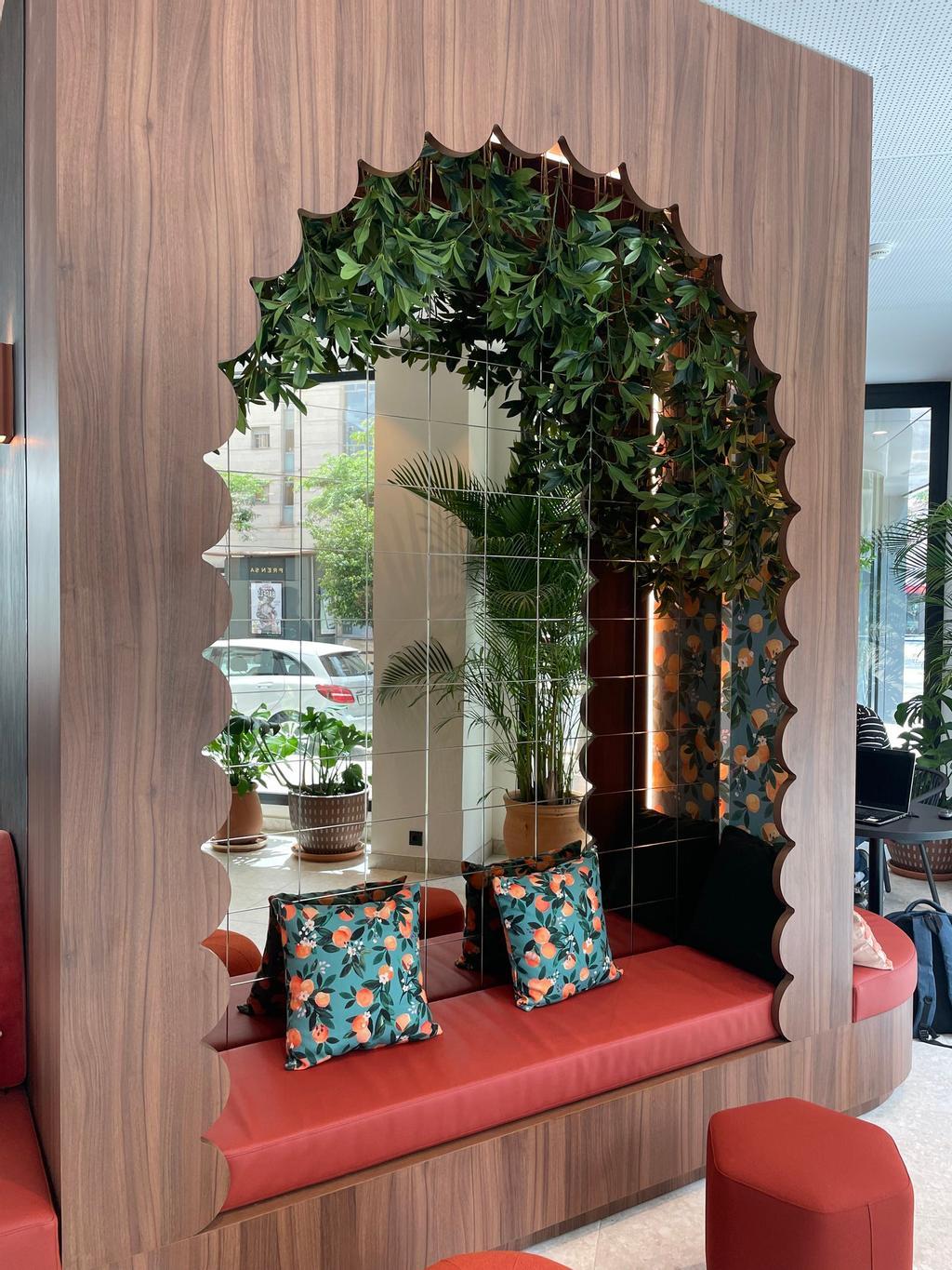 Entre naranjos y detalles de arquitectura morisca en el Ibis Styles Sevilla City Santa Justa. 