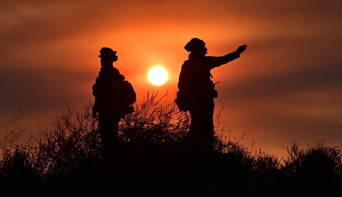 Lucha sin tregua contra el fuego en Hemet (California)