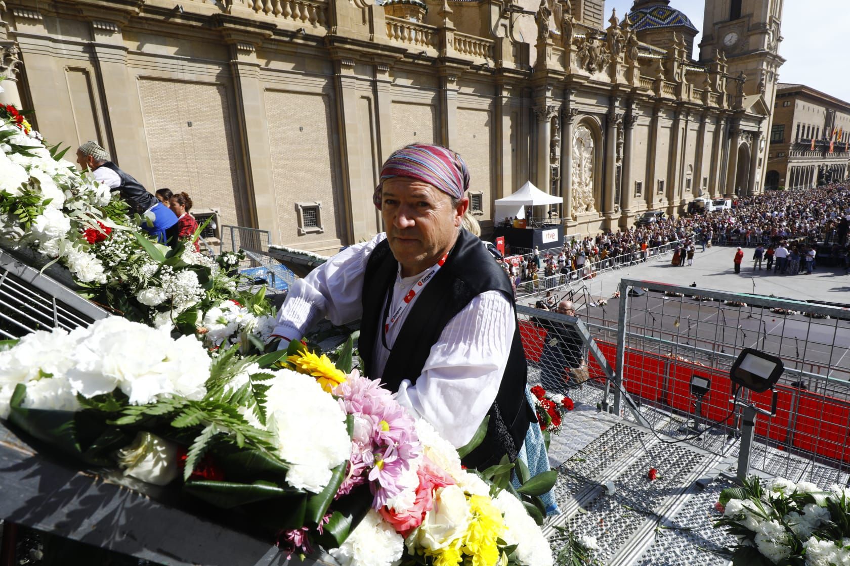 En imágenes | Zaragoza vive su día grande con la Ofrenda de Flores a la Virgen del Pilar
