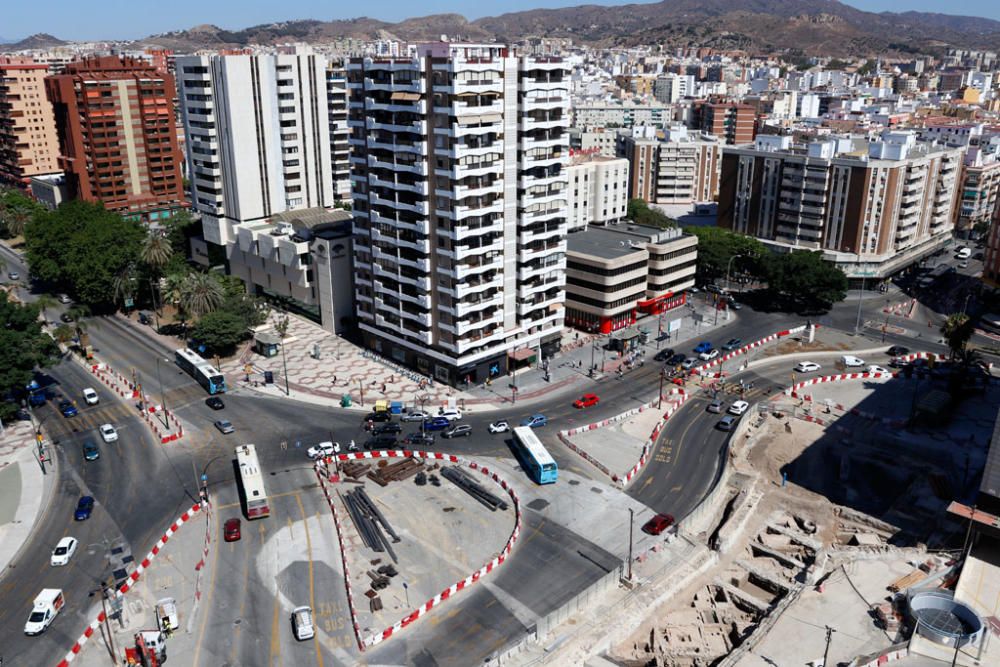 Varias vistas de los restos arqueológicos encontrados en las obras del metro en la avenida de Andalucía.