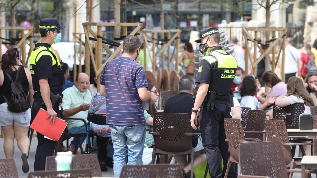 Una pareja de agentes de la Policía Local, este sábado, en una zona de terrazas de la ciudad.