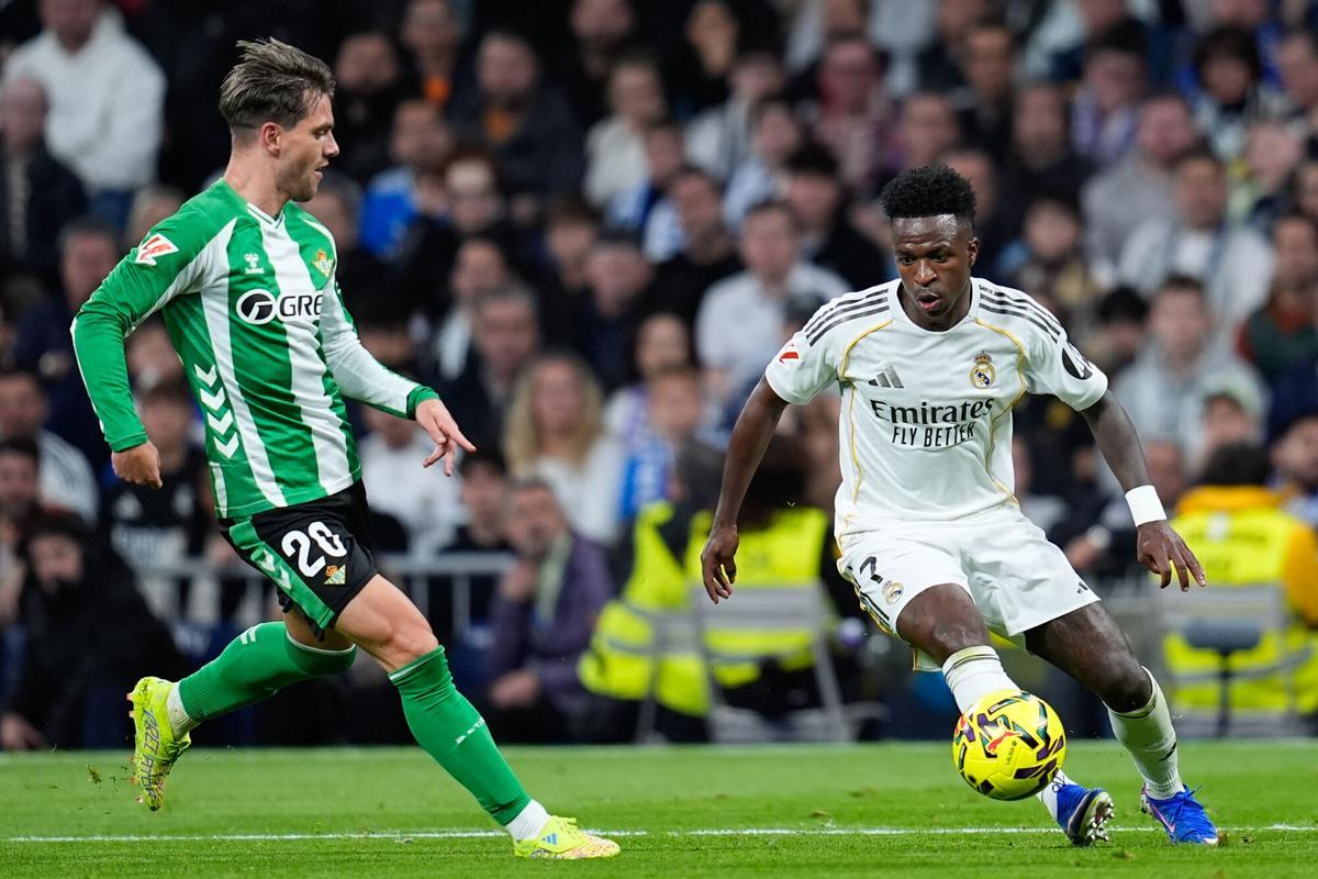 Lo Celso presiona un balón ante Vinícius en el Real Madrid-Real Betis Balompié disputado en el Santiago Bernabéu de LaLiga EA Sports.