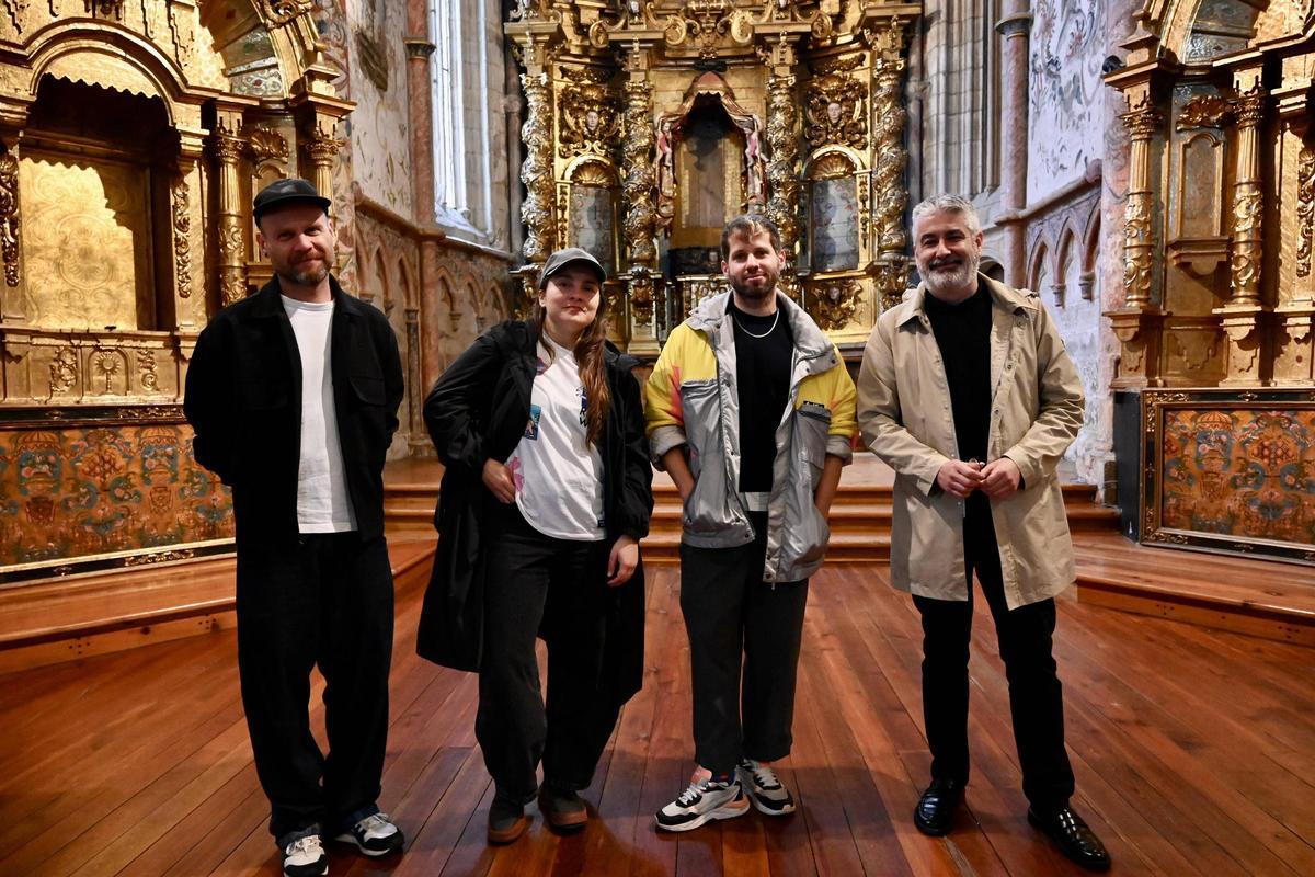 El artista, flanqueado por los responsables del programa Residencias Paraíso y el comisario de la Bienal de Artes Vivas.