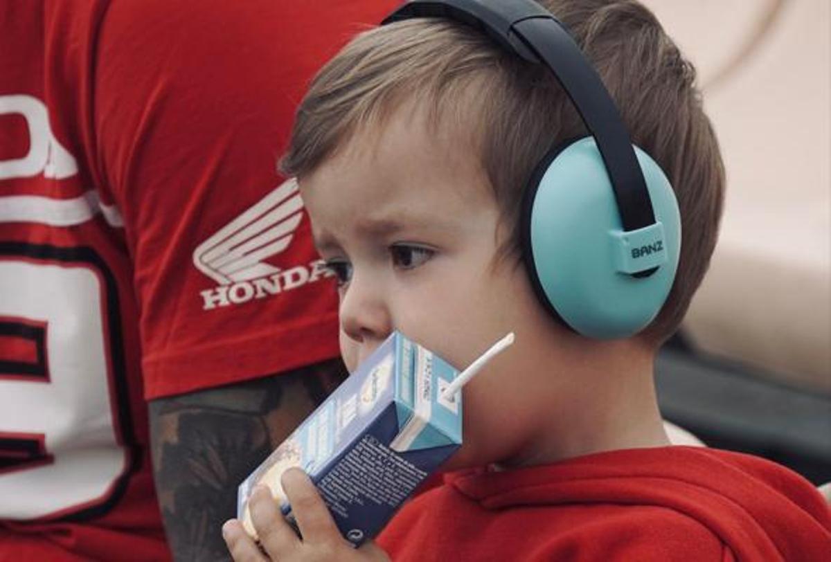 Adai en el circuito de Montmeló junto a su padre.