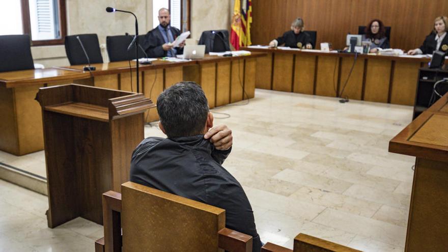 El acusado de violar a su hijastra, ayer, en la Audiencia Provincial.