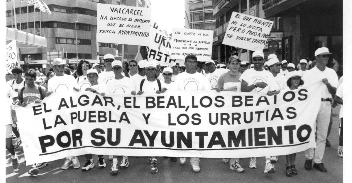 Vecinos de El Algar y alrededores,
en 1998, durante una manifestación
reivindicativa en Murcia.  m.g.