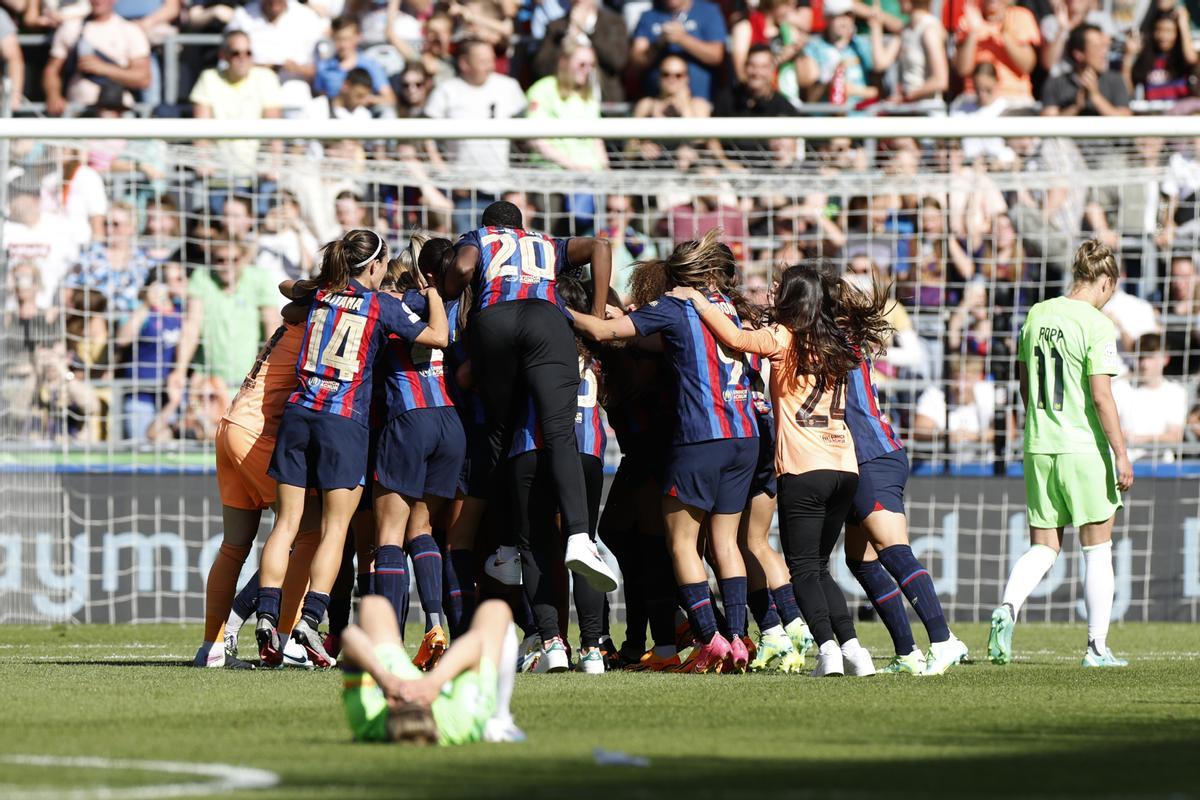 Las jugadoras del Barcelona celebran el título sobre el césped